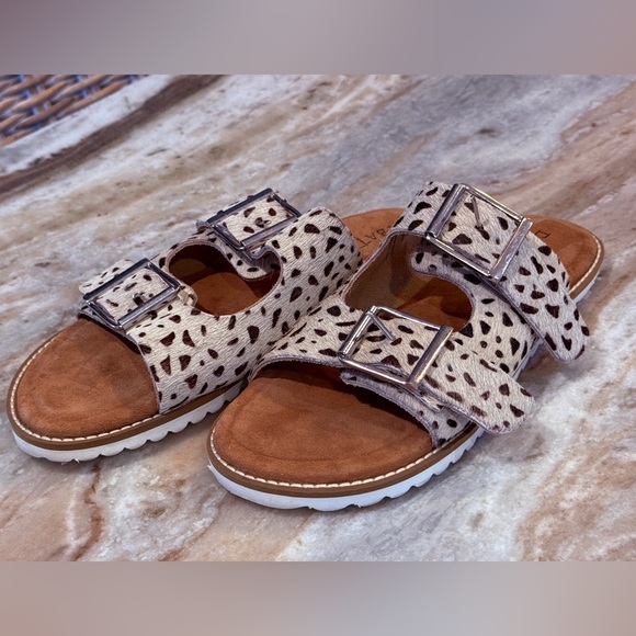 Women’s DIBA TRUE white/black cow hair buckle sandals. - Picture 4 of 7